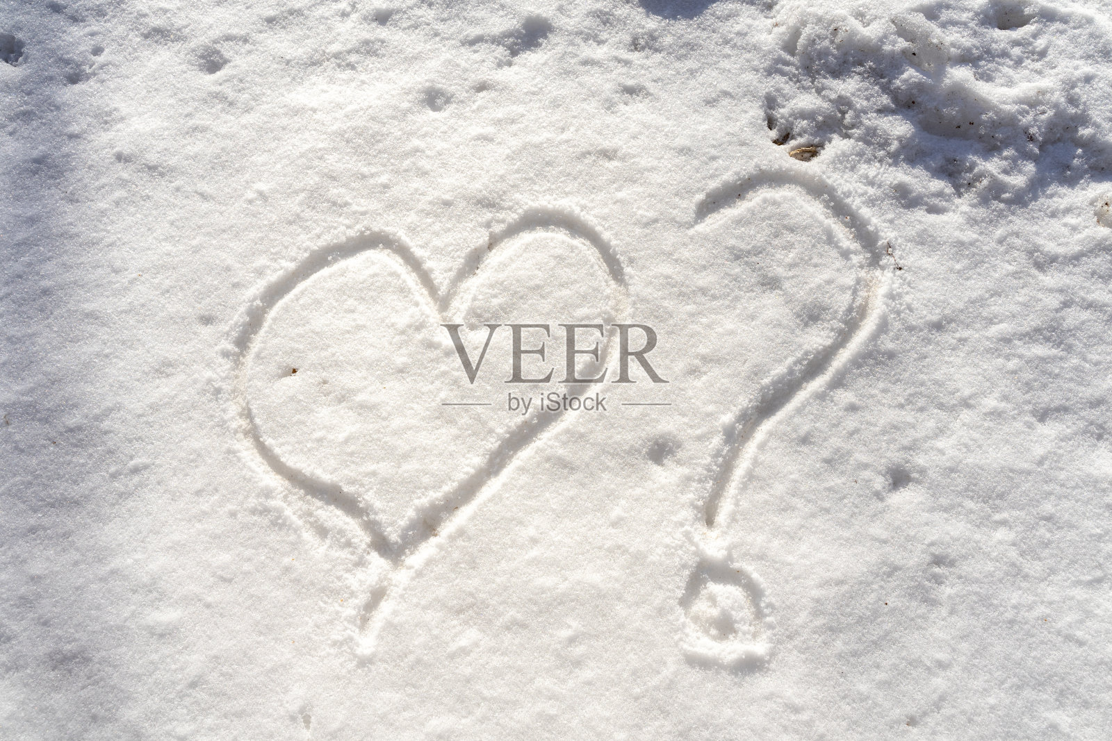雪中的心和问号照片摄影图片
