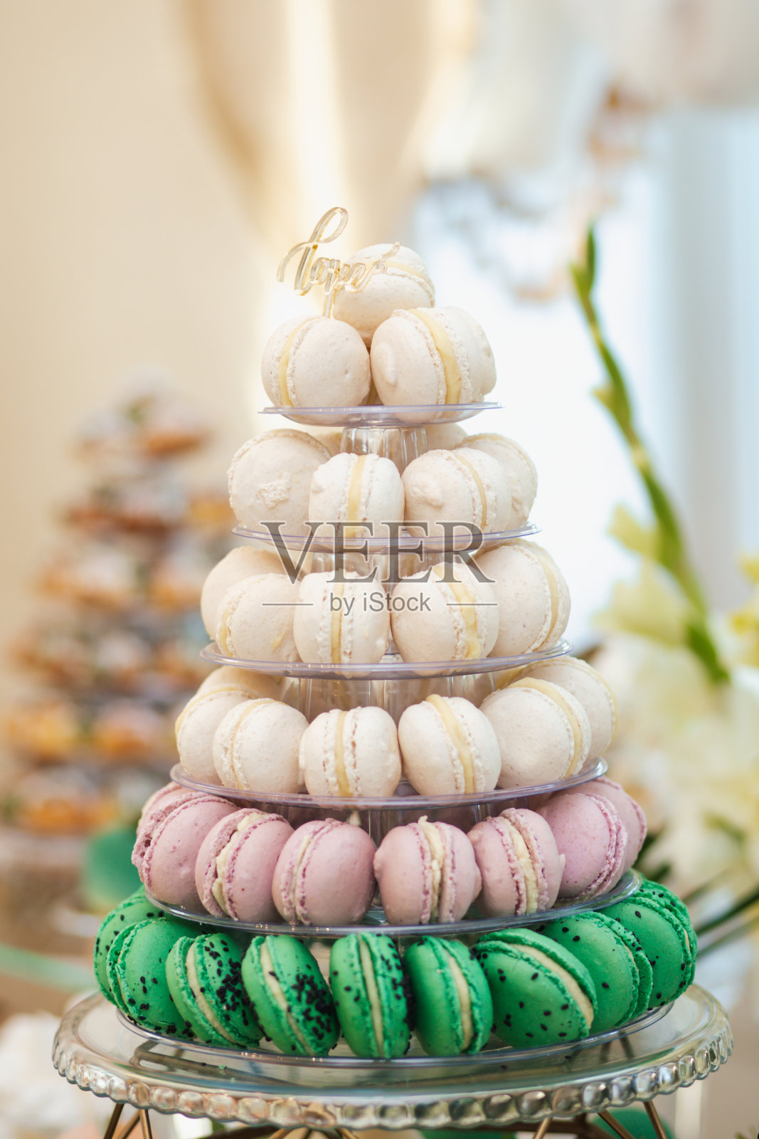 婚礼糕点放在镜子托盘上。糖果酒吧。婚礼上的自助餐配杏仁饼干。桌子上的糖果棒照片摄影图片