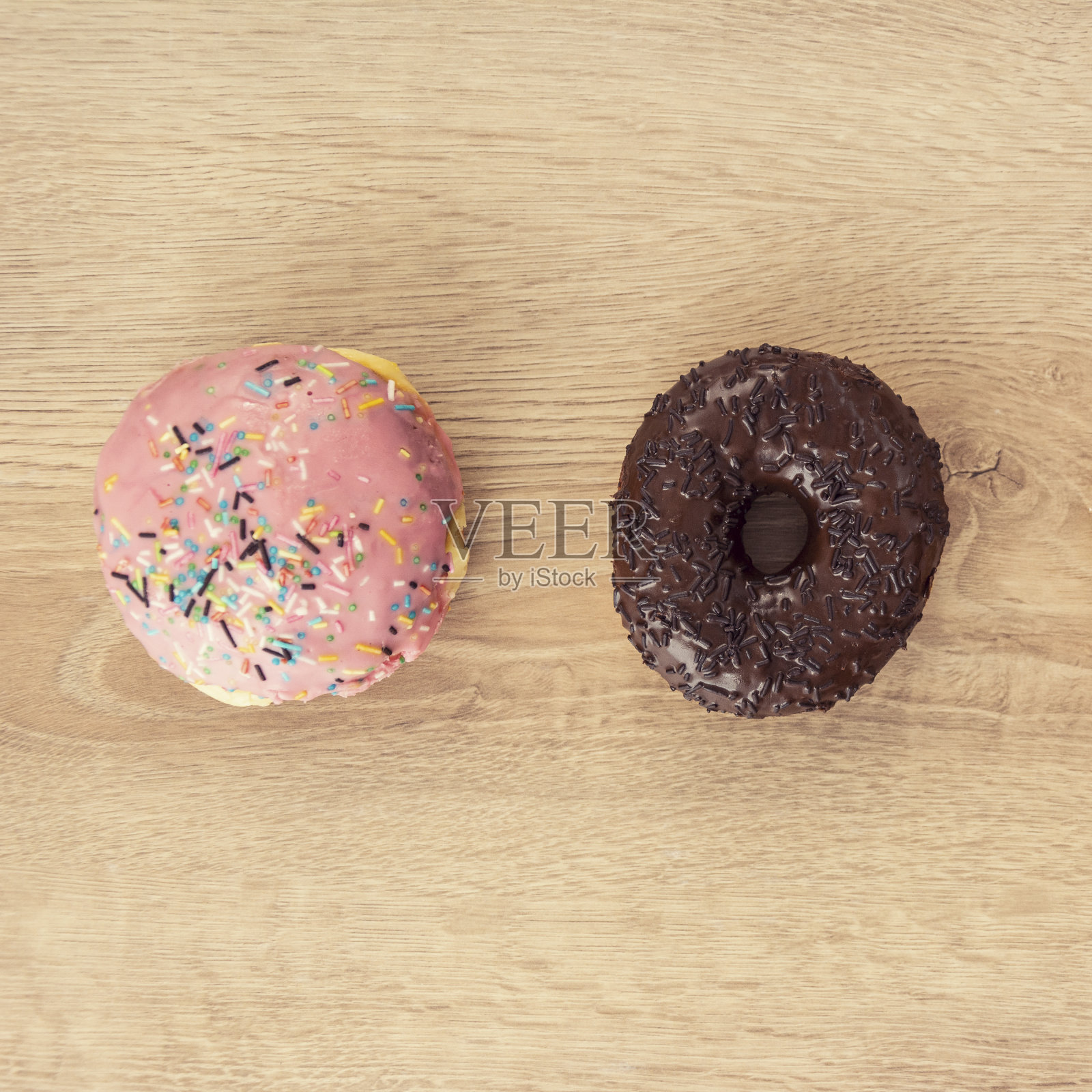 糖果放在桌子上照片摄影图片