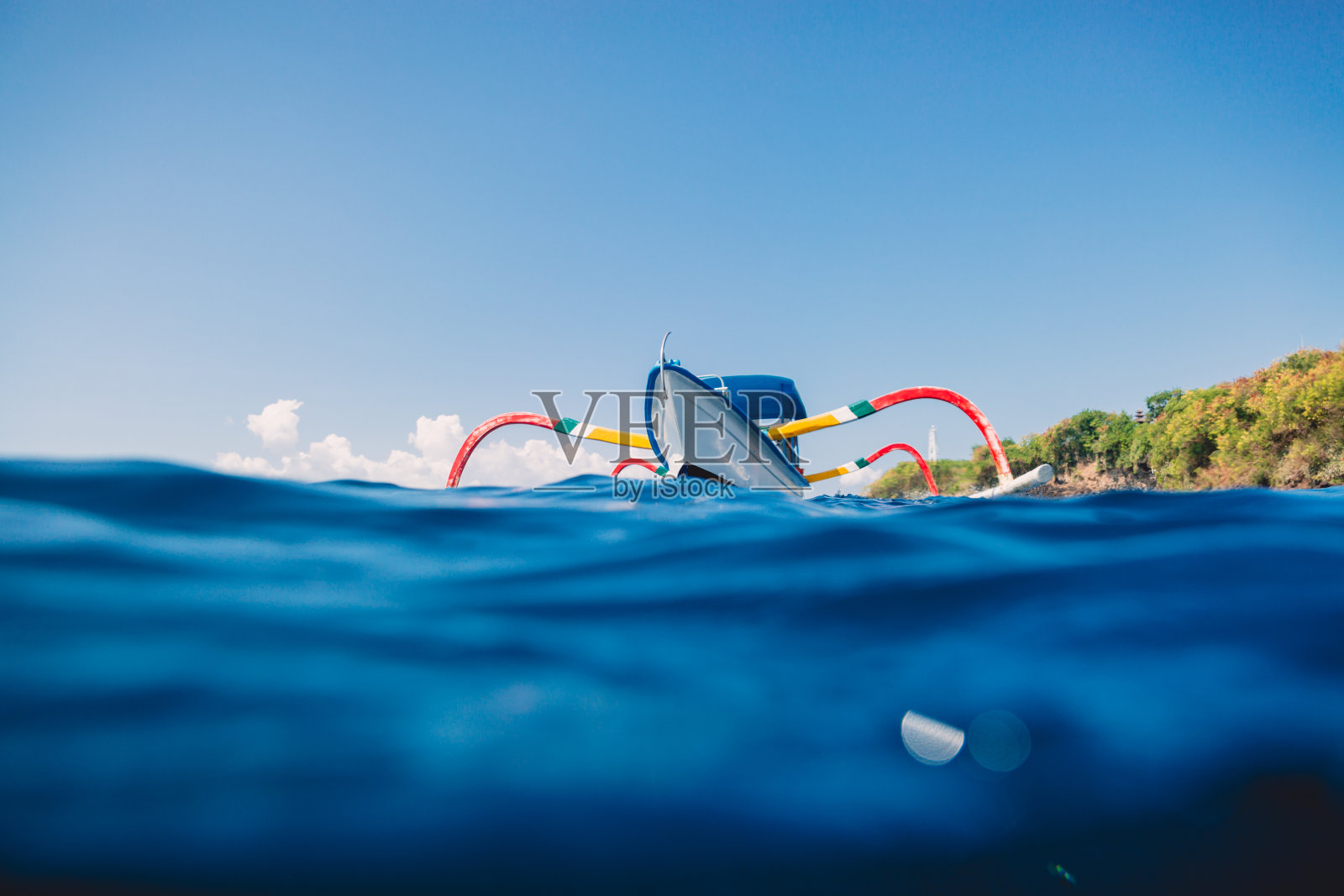巴厘岛游船在巴厘岛的蓝海中照片摄影图片