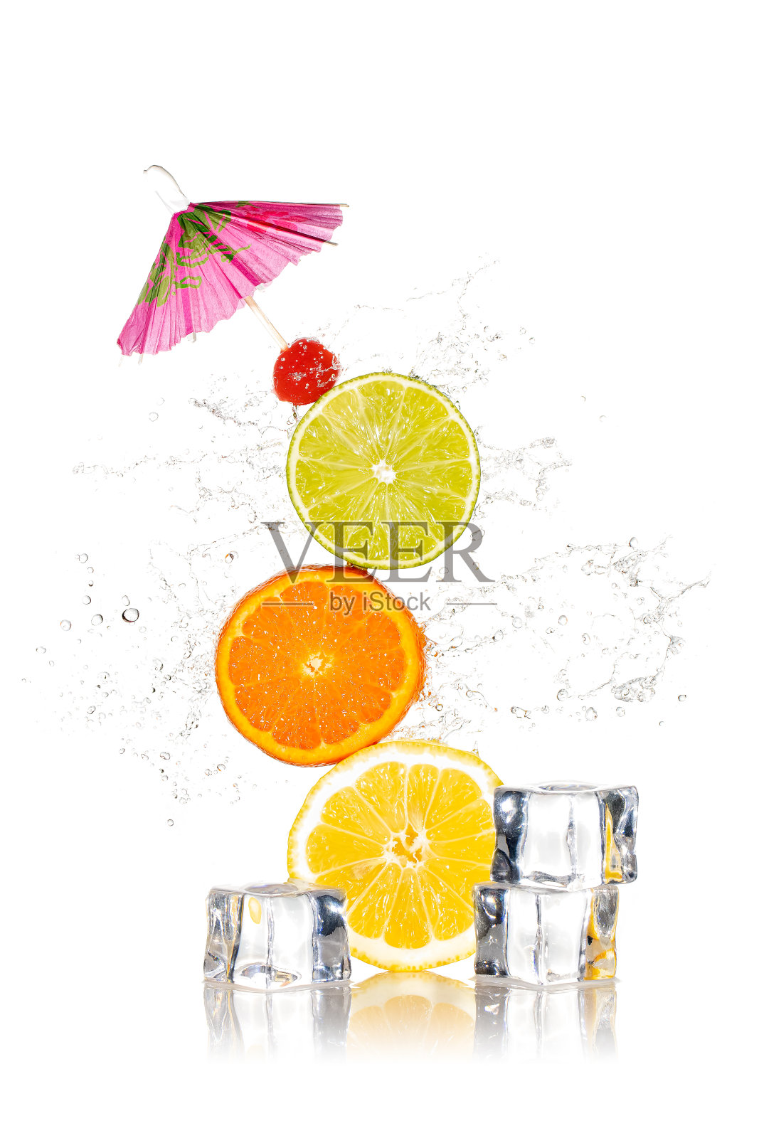 将柠檬、橙子和酸橙与水和冰块混合在一起,点缀在白色的背景上照片摄影图片