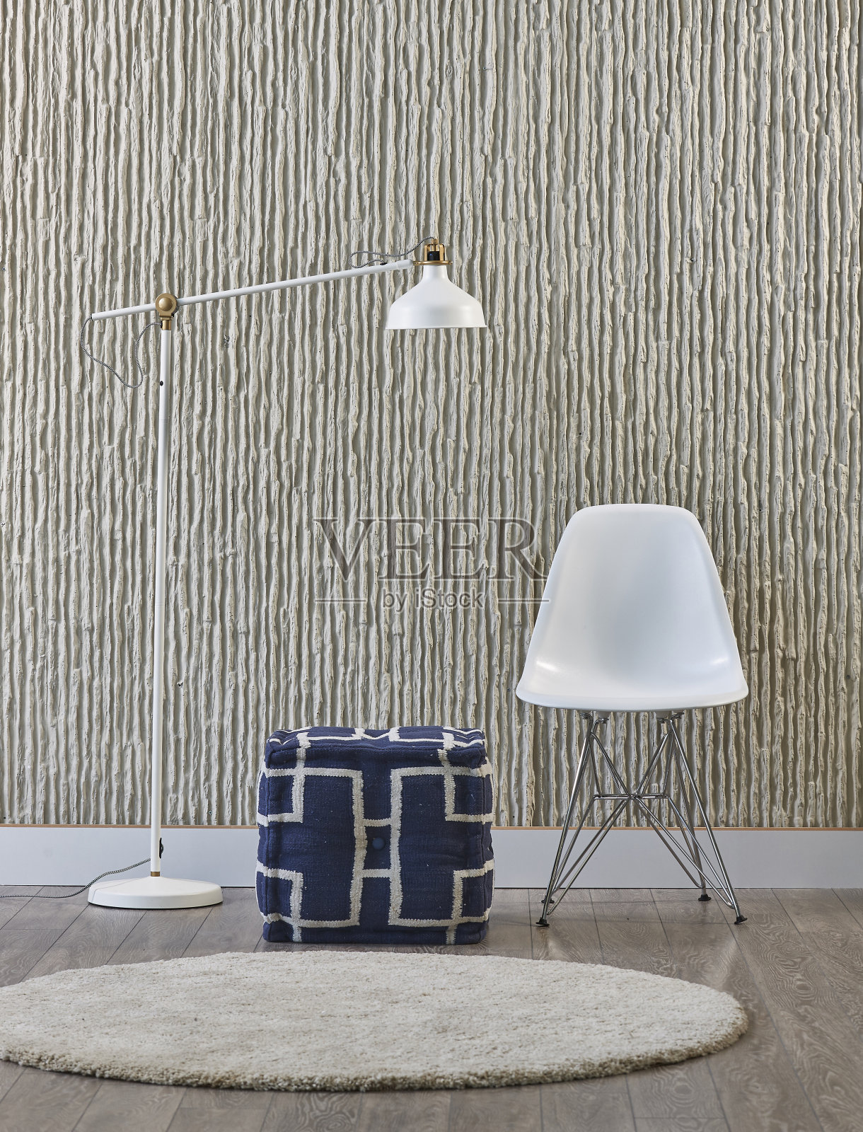 现代白色椅子背后的毛墙装饰照片摄影图片