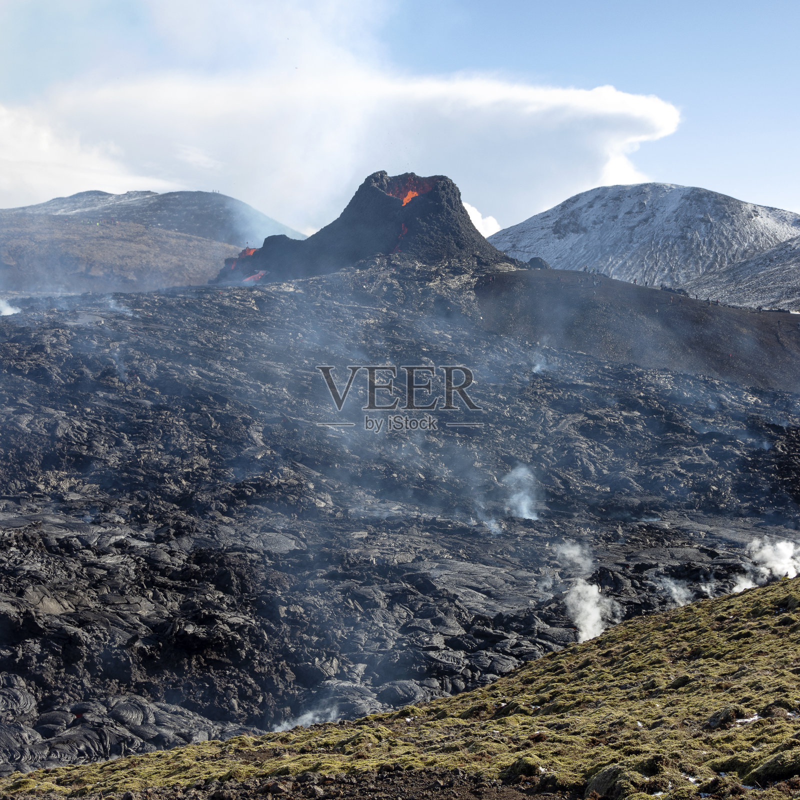 降雪后冒着热气的熔岩。冰岛Fagradalsfjall火山爆发的戏剧性照片。照片摄影图片