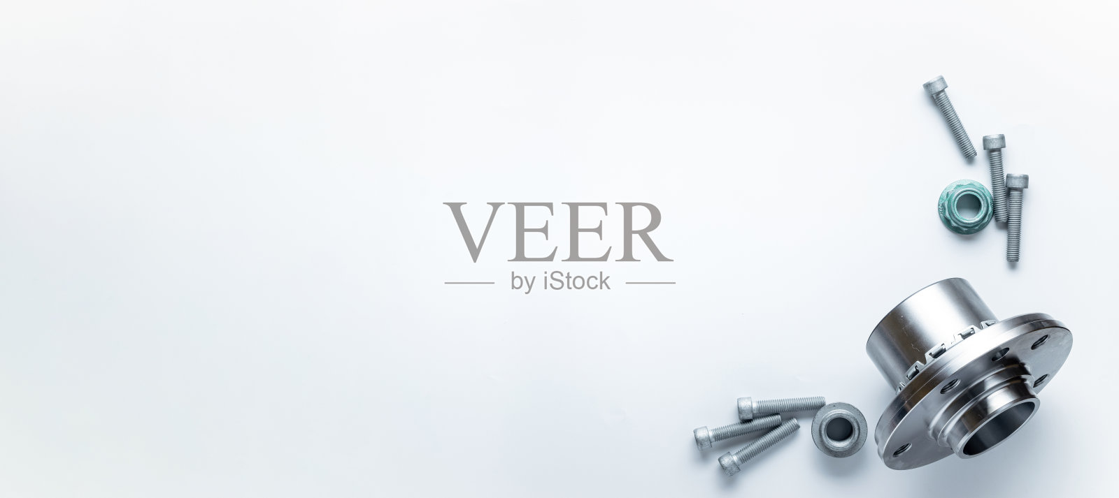 汽车设备。白色横幅背景上的汽车机械备件或汽车零件。一套新的金属汽车零件。带文本空间的维修和车辆服务。照片摄影图片