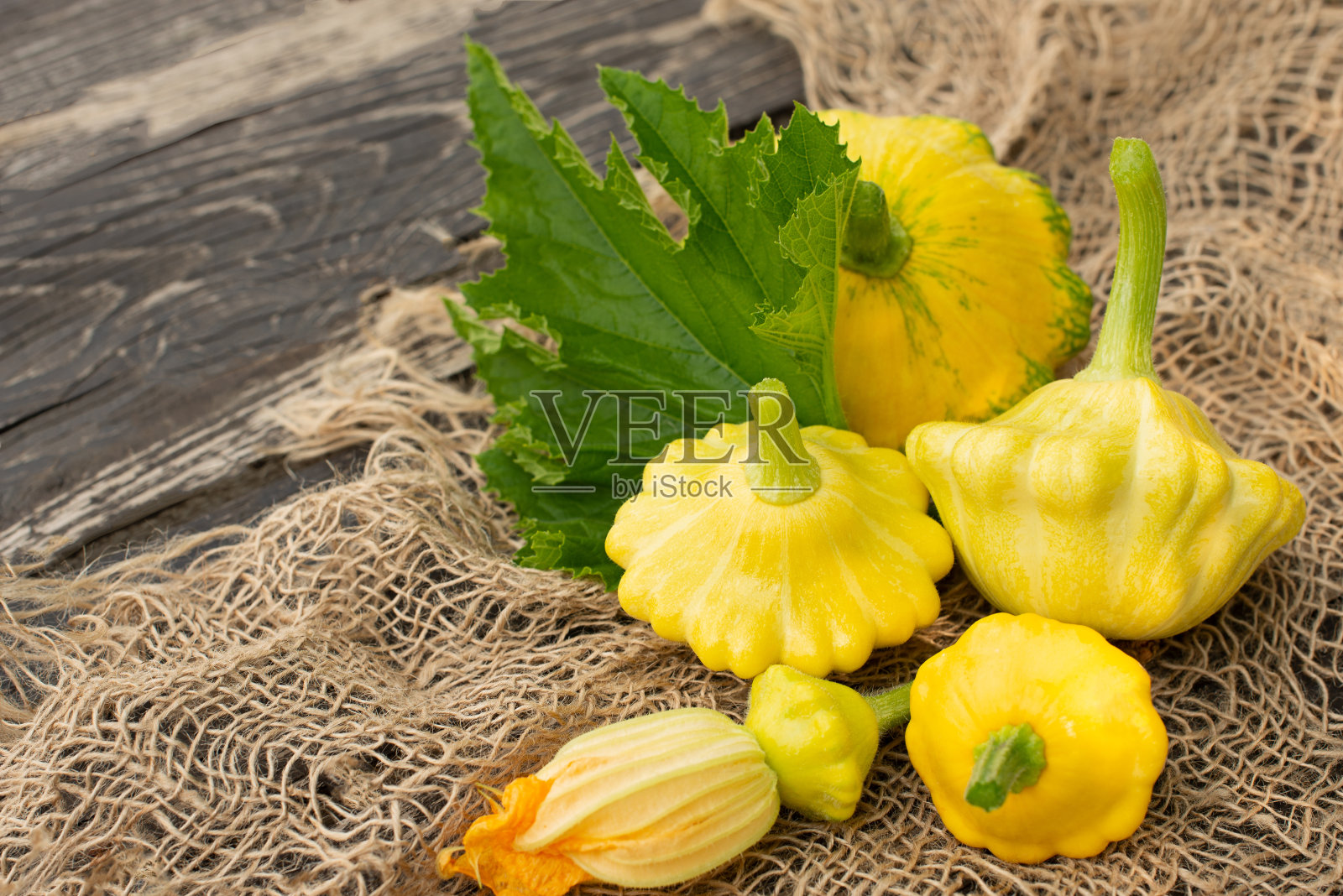 南瓜,盘形南瓜,生蔬菜在深色木质背景上照片摄影图片