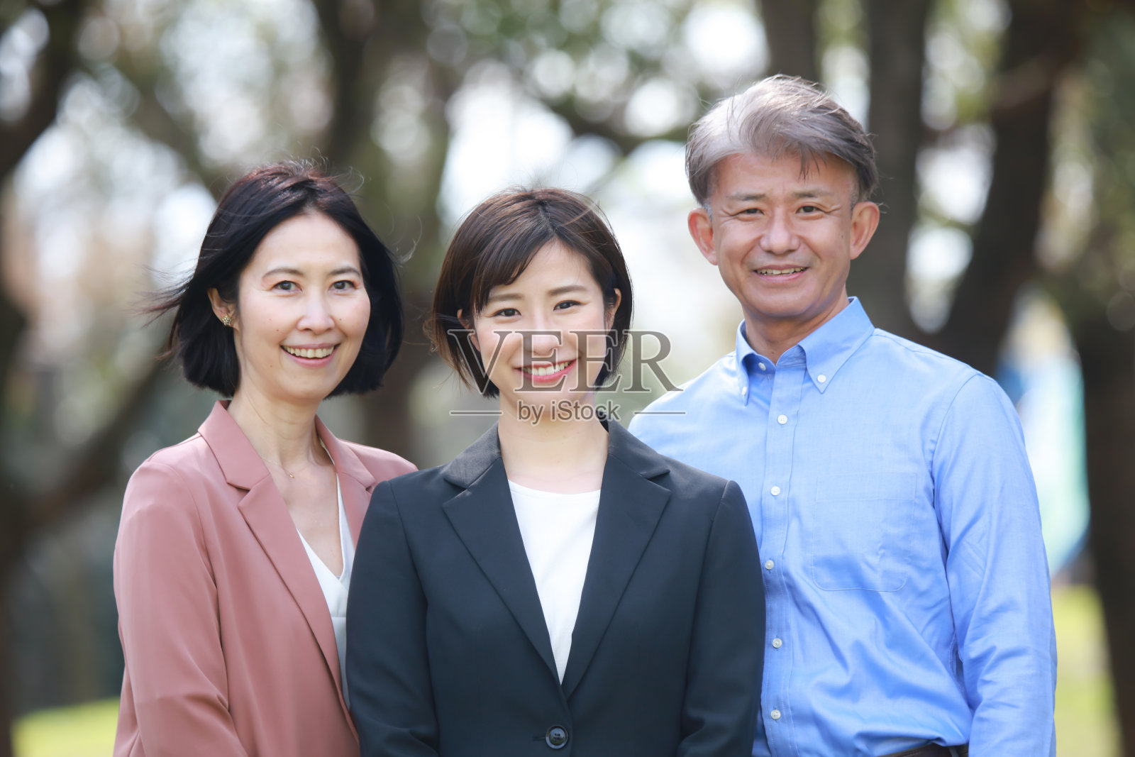 对父母和孩子微笑照片摄影图片