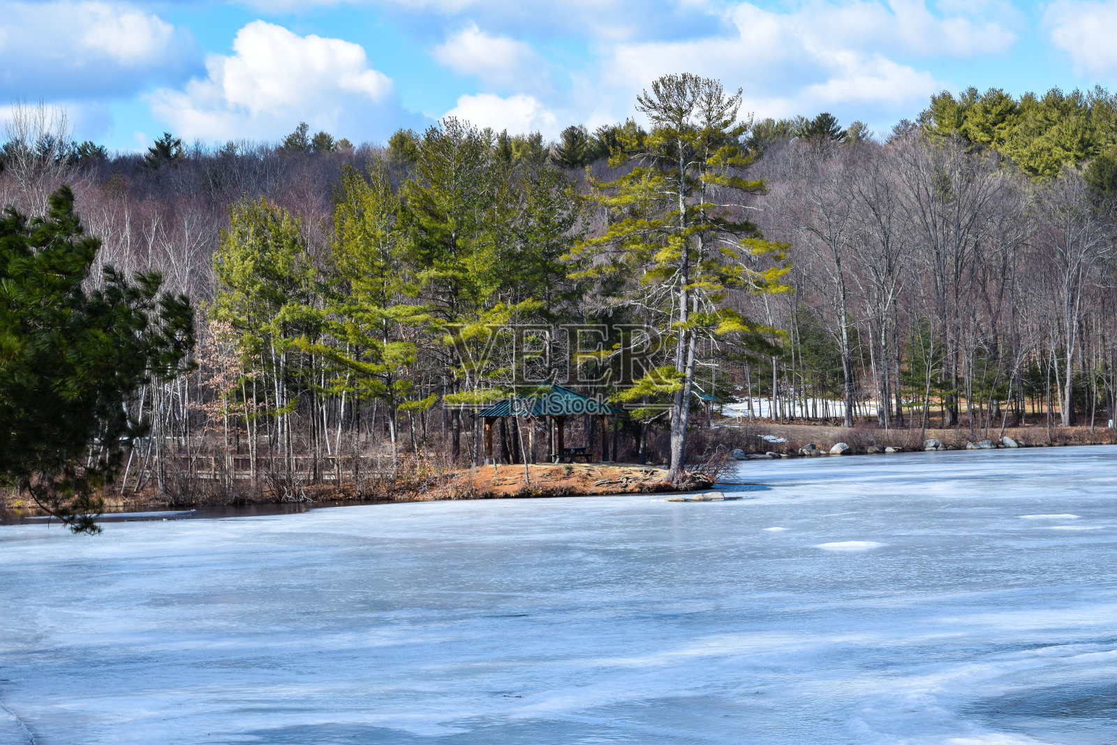冰湖边的凉亭照片摄影图片