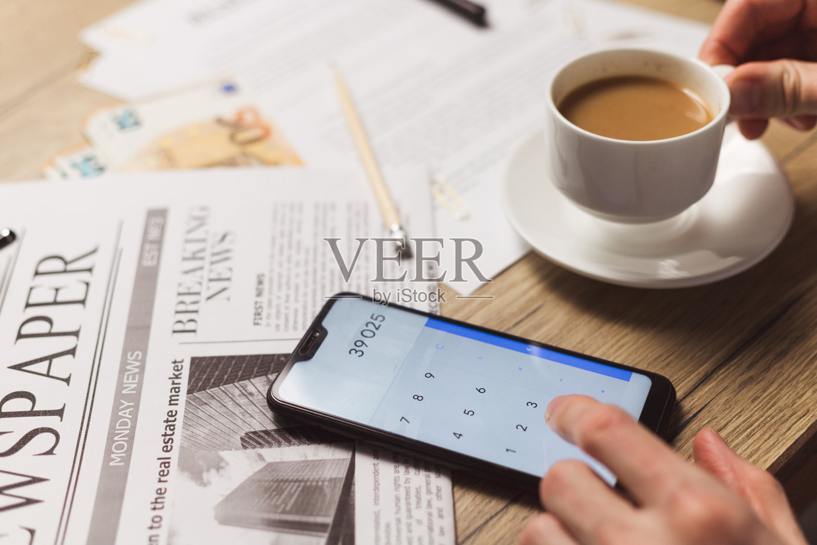 商人计划开业成本和计算开发预算。照片摄影图片