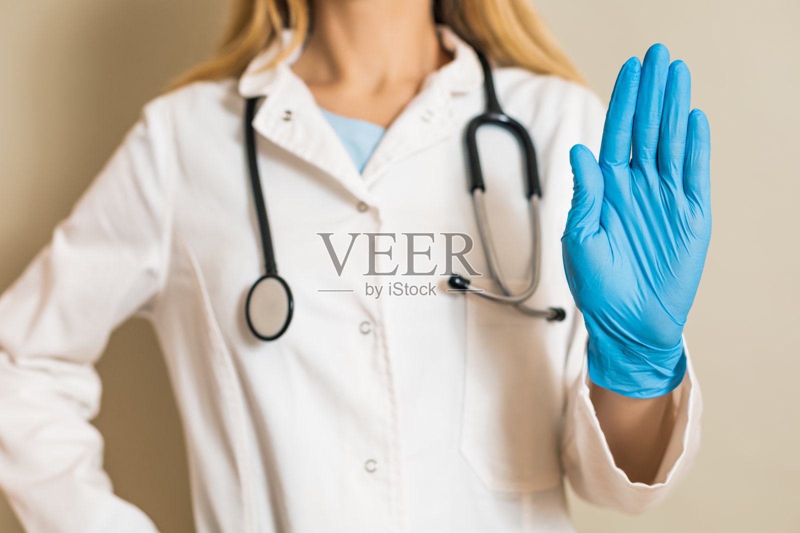 女医生显示停车标志照片摄影图片