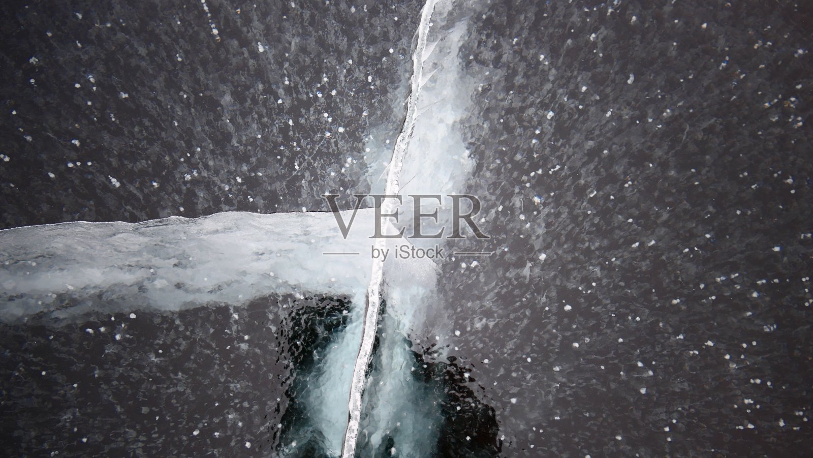 冰冻的河流上的冰的特写照片摄影图片