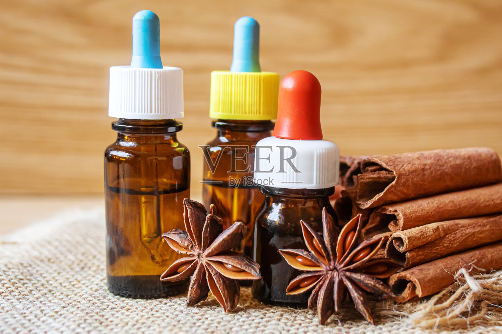 八角和肉桂油装在瓶子里。有选择性的重点。照片摄影图片