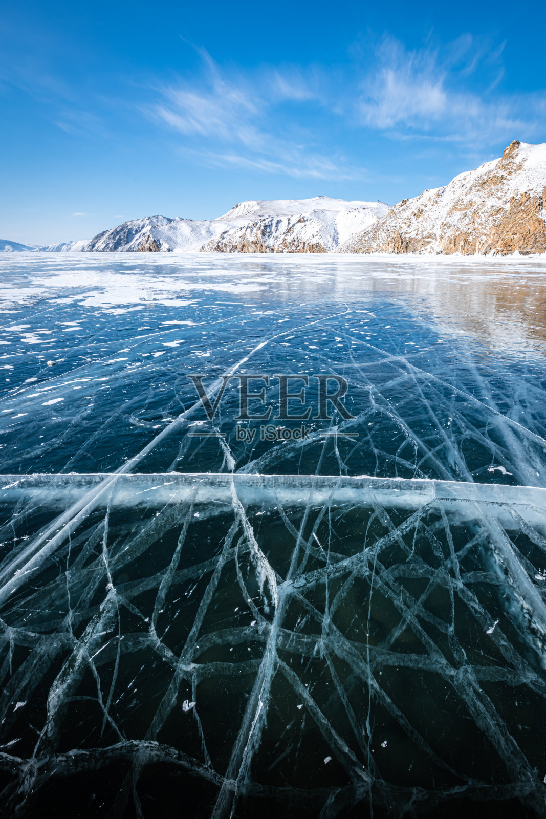 透明的贝加尔湖冰上的白色裂缝照片摄影图片