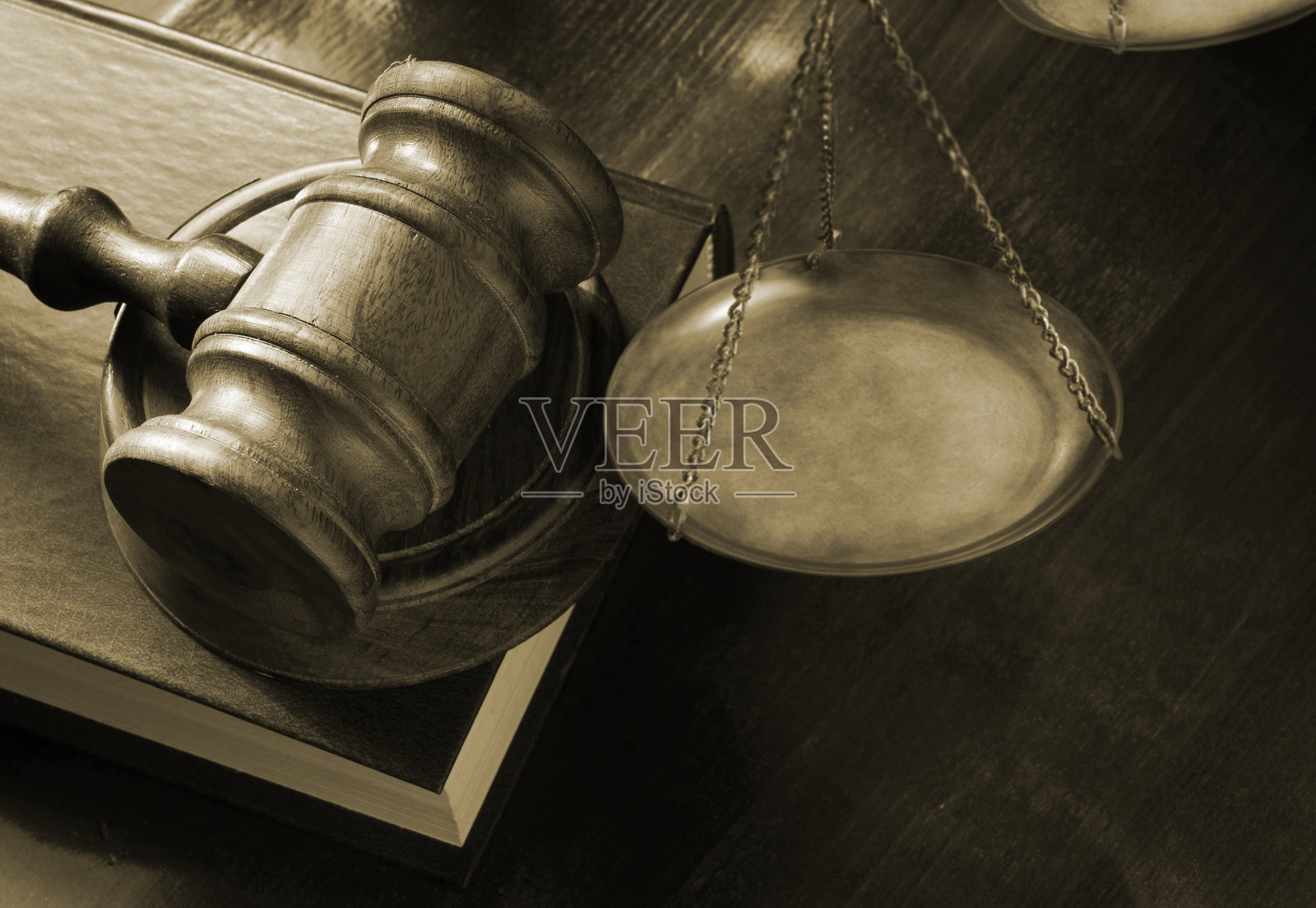 法官用木槌敲法律书,天平放在桌上。照片摄影图片