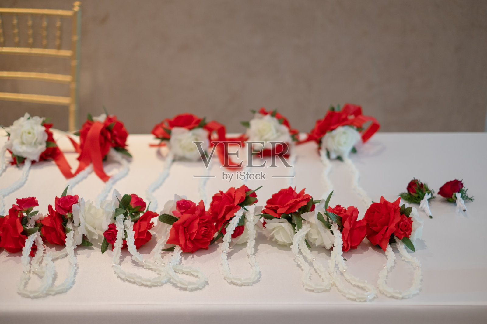 禁止新郎接近新娘的花链放在桌上。泰国传统婚礼。照片摄影图片