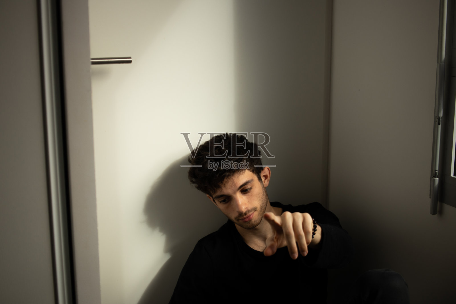 在门下指着手指的青少年肖像照片摄影图片