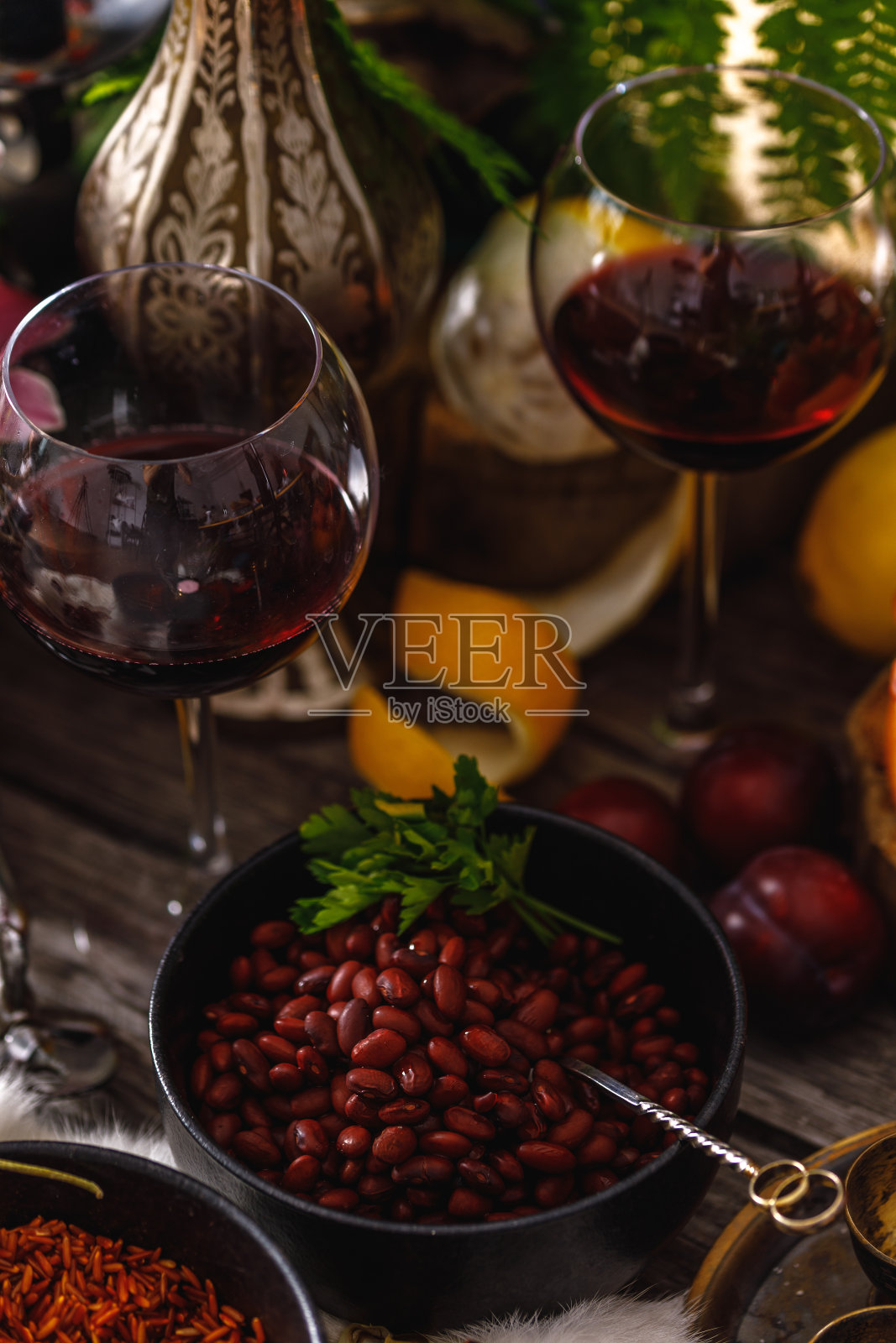 老大师风格的静物画。花,酒,旧盘子,水果。装饰华丽的桌子的概念。照片摄影图片