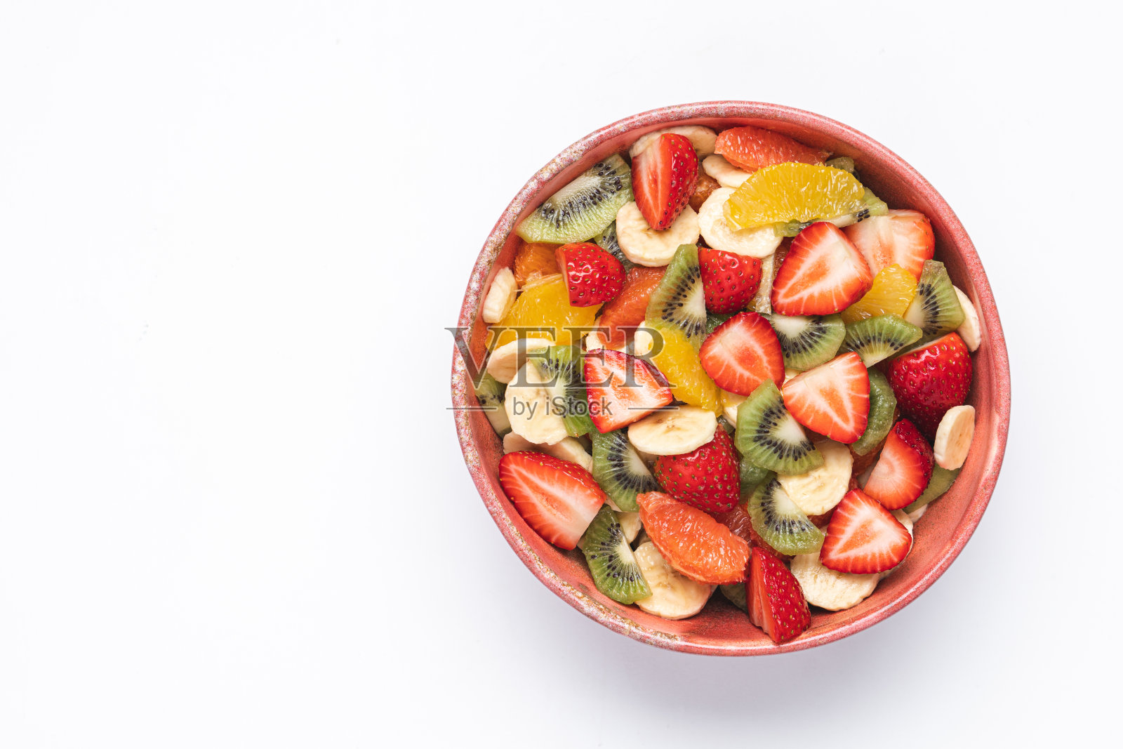 白底粉红碗里的水果沙拉照片摄影图片