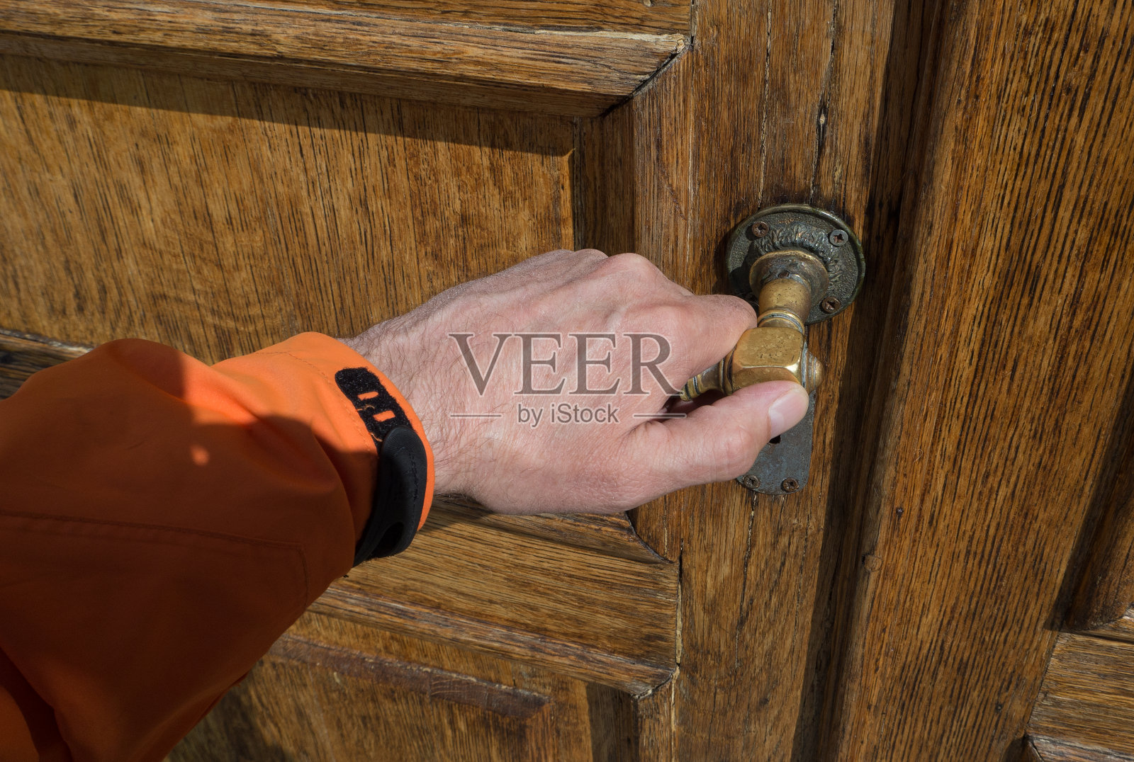 一只手打开一扇旧门照片摄影图片