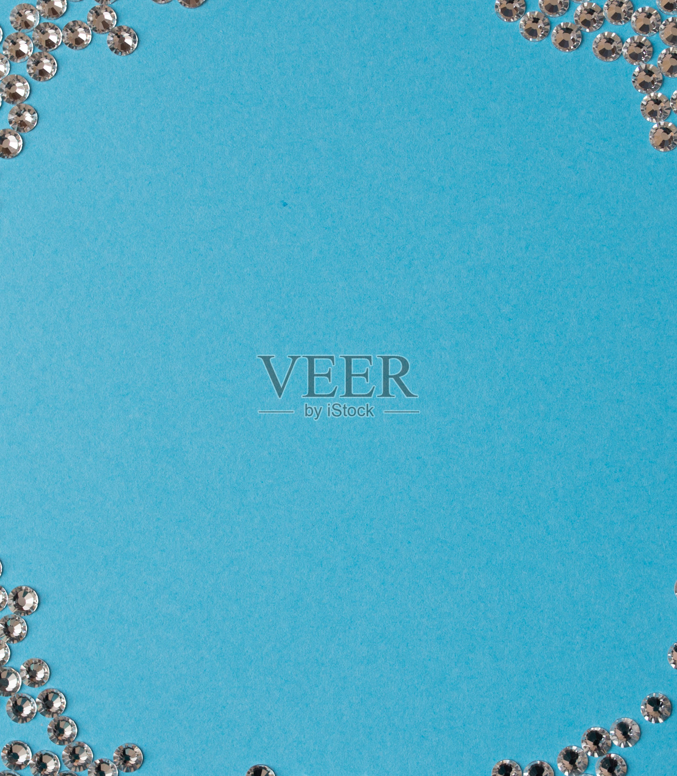 蓝色背景上的莱茵石,最上面的照片。设计文本照片摄影图片