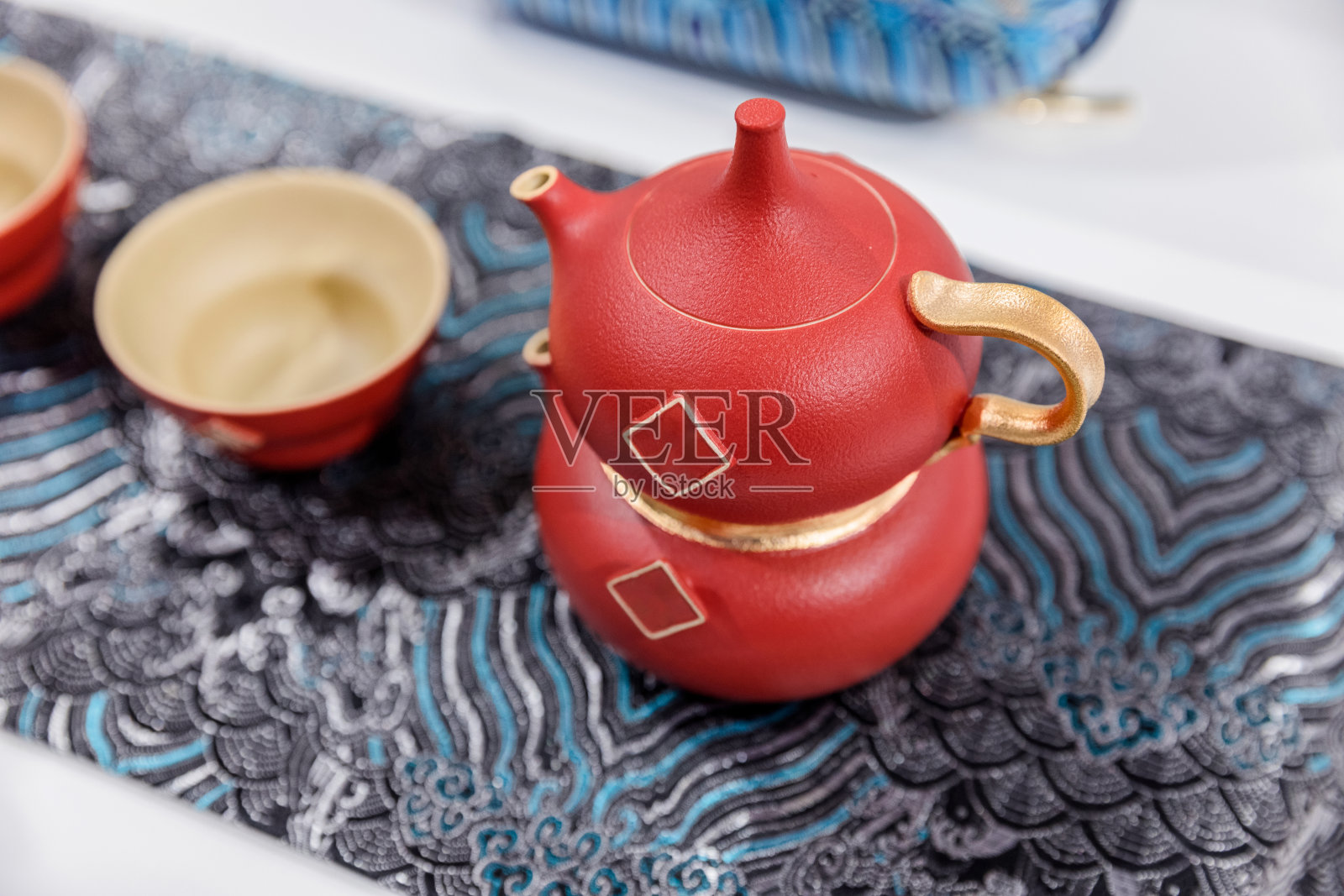 桌上有茶杯和茶壶照片摄影图片