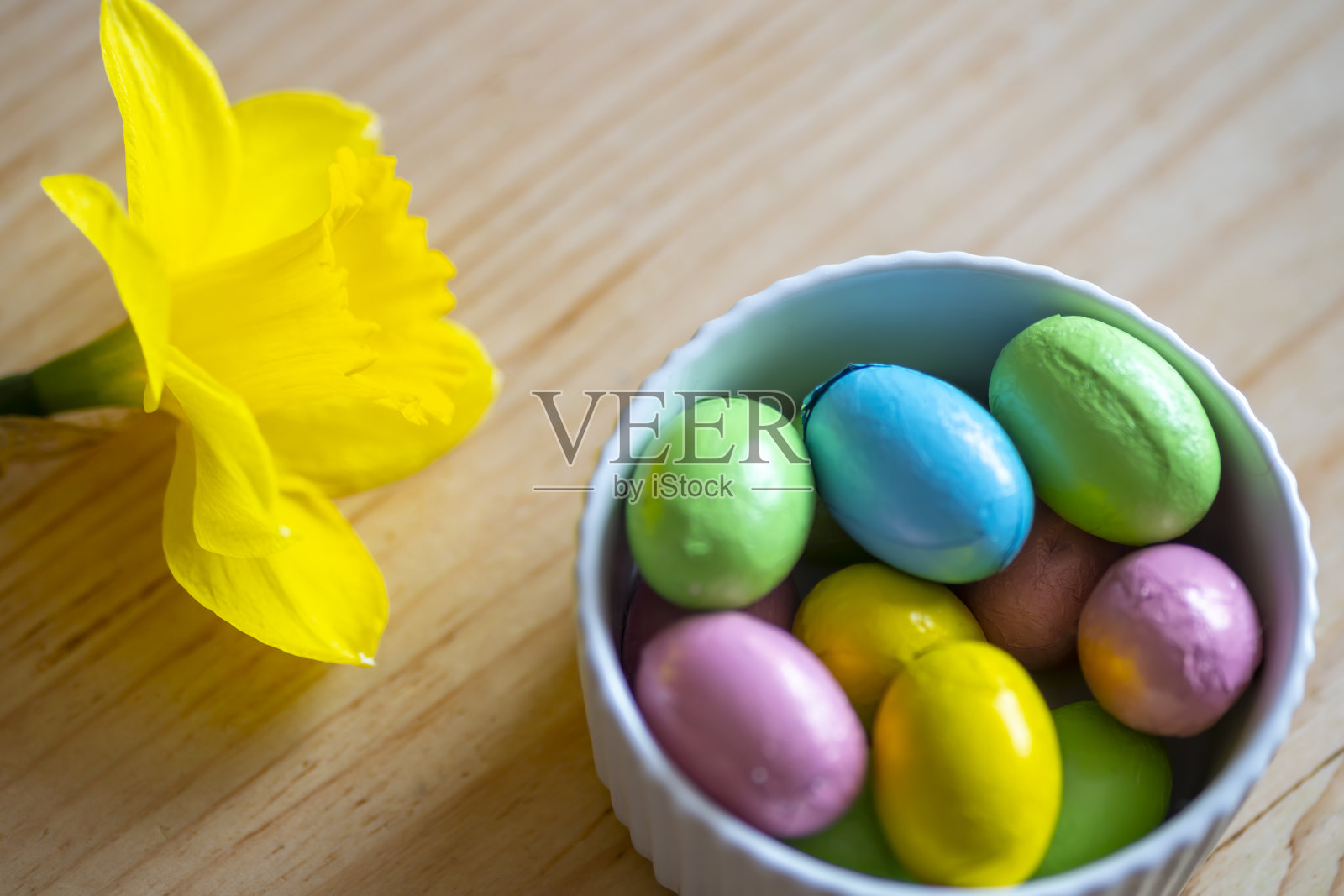 水仙花和巧克力复活节彩蛋照片摄影图片