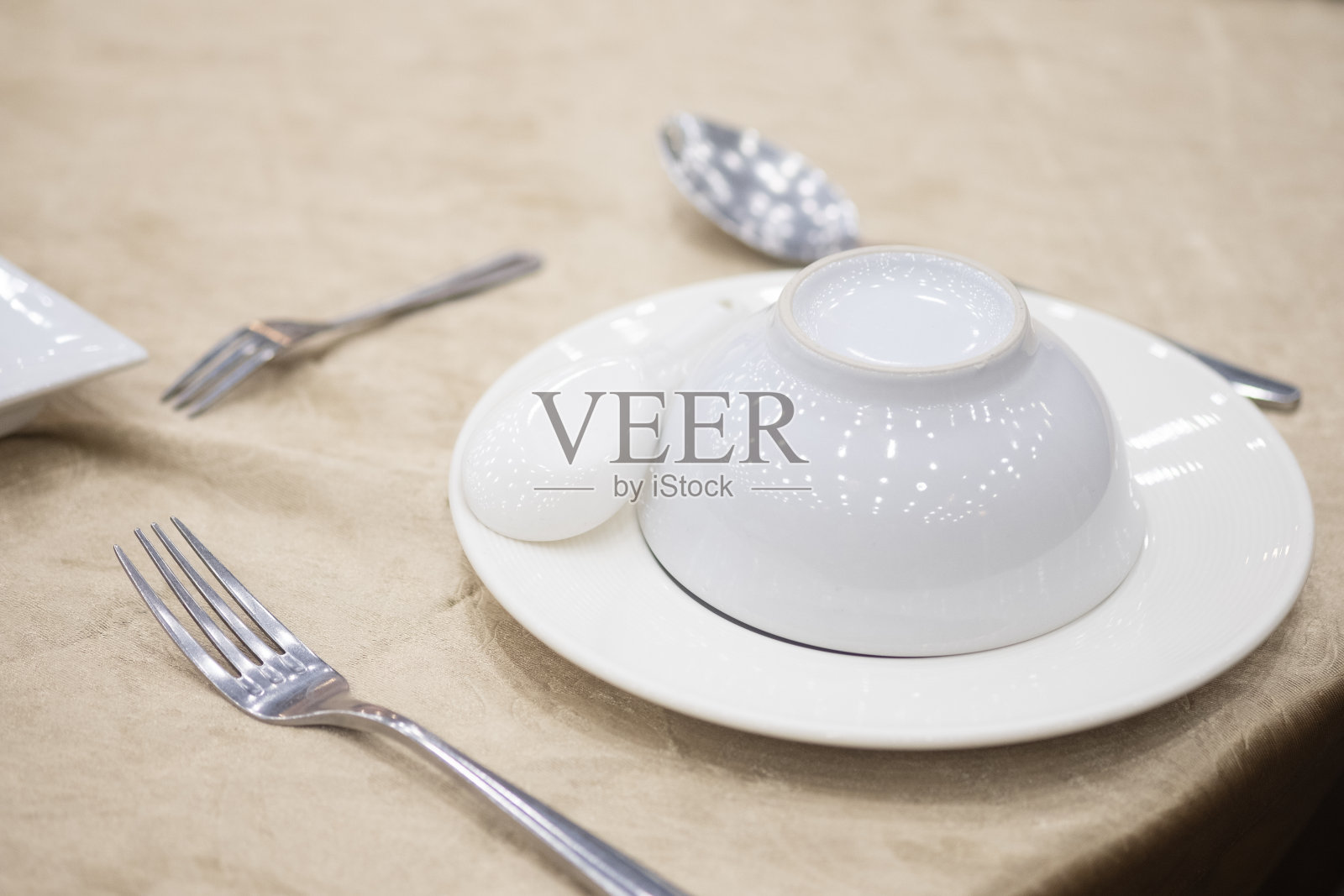 封闭的菜和碗在中国宴会设置在泰国餐厅为庆祝时间在婚礼仪式。照片摄影图片