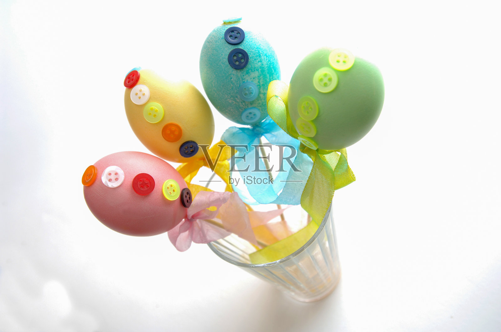 意大利复活节早餐的白色背景彩蛋照片摄影图片