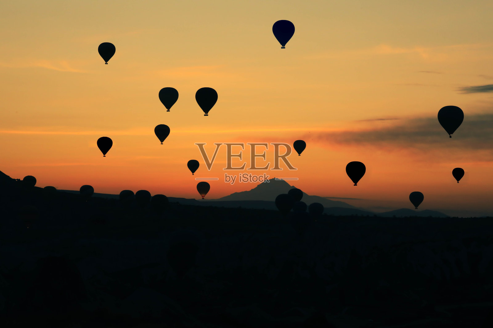 在卡帕多西亚上空飞过的热气球的轮廓照片摄影图片