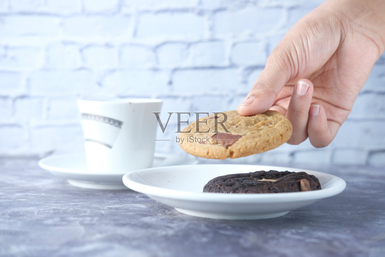 桌子上的饼干和茶的特写照片摄影图片