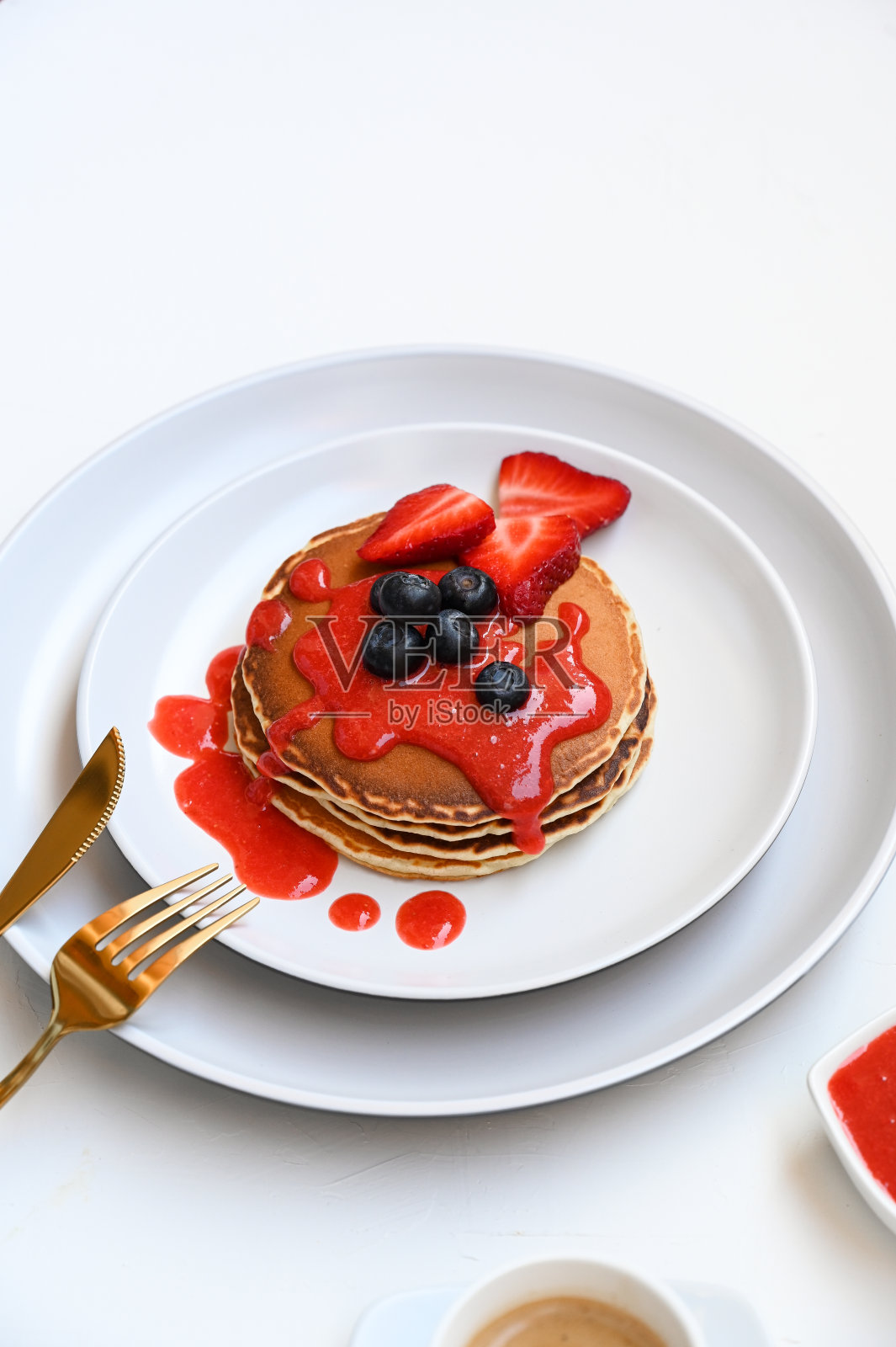 早上好,美味的煎饼和浆果在白色的背景照片摄影图片