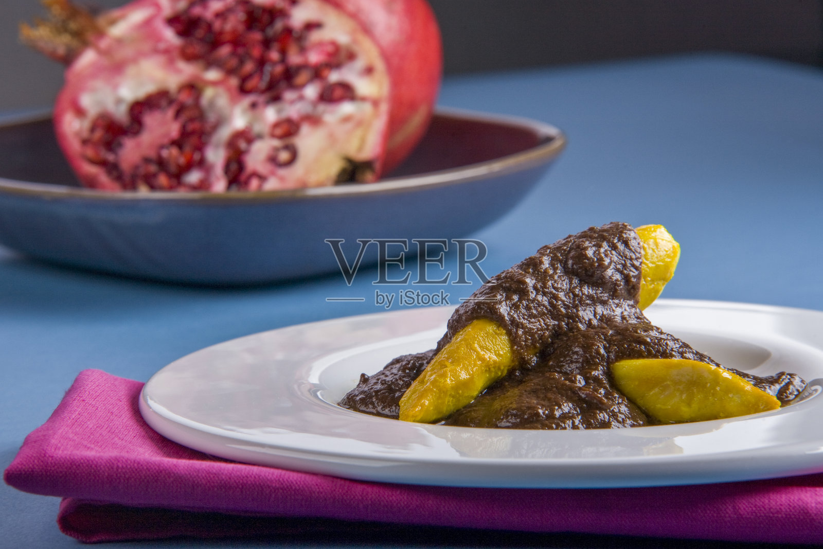 波斯胡桃炖鸡照片摄影图片