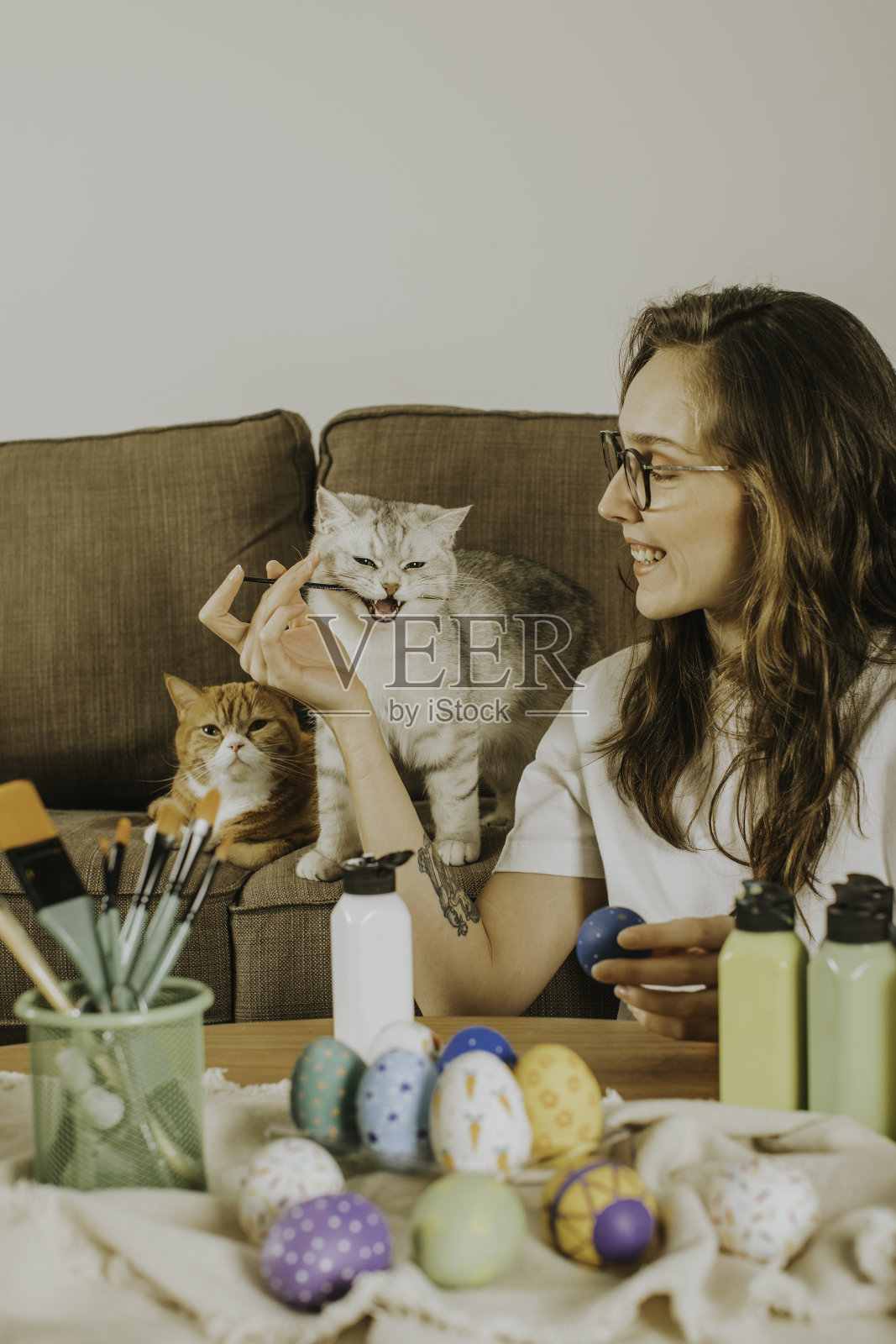 在家里和猫一起画复活节彩蛋照片摄影图片