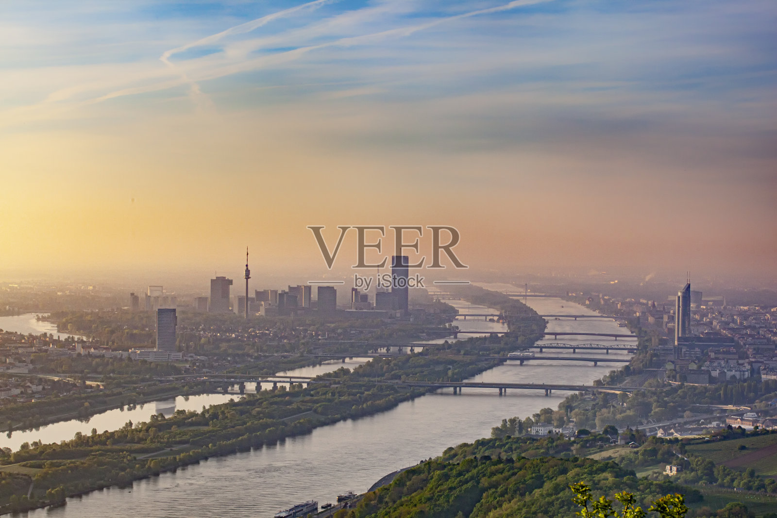 黎明时分的维也纳和多瑙河景色照片摄影图片