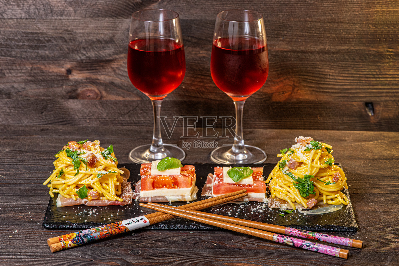 美味的意大利调味饭配红酒照片摄影图片