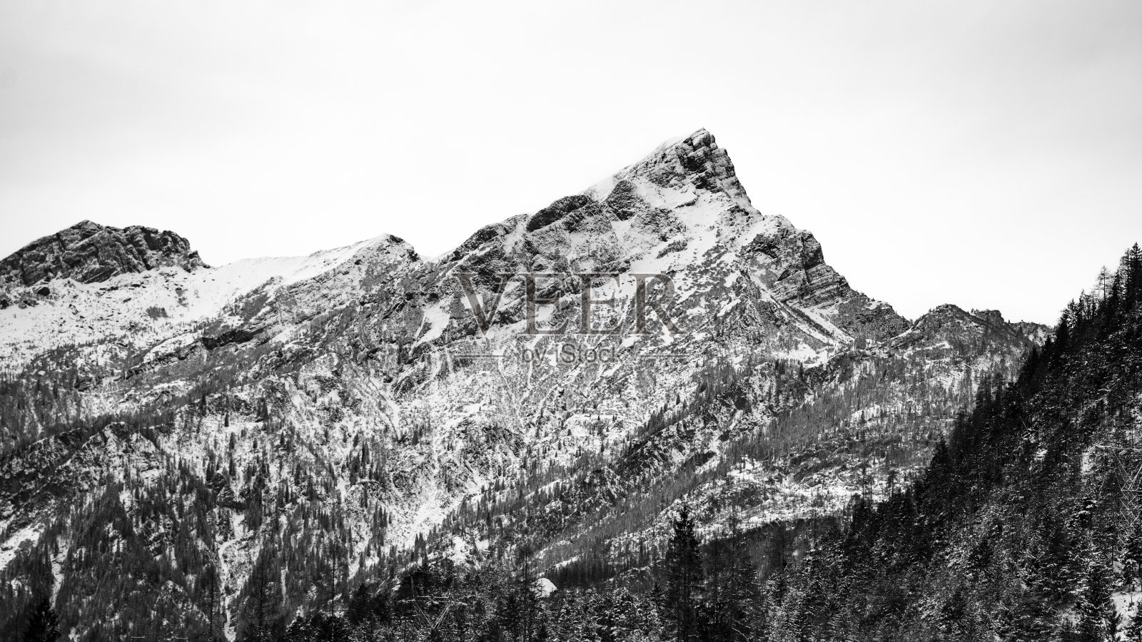 意大利白云石山脉的冬季景观。照片摄影图片