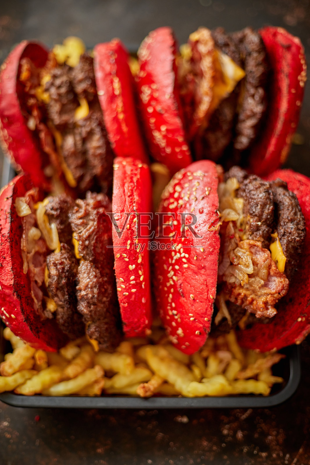 汉堡放在炸薯条上照片摄影图片