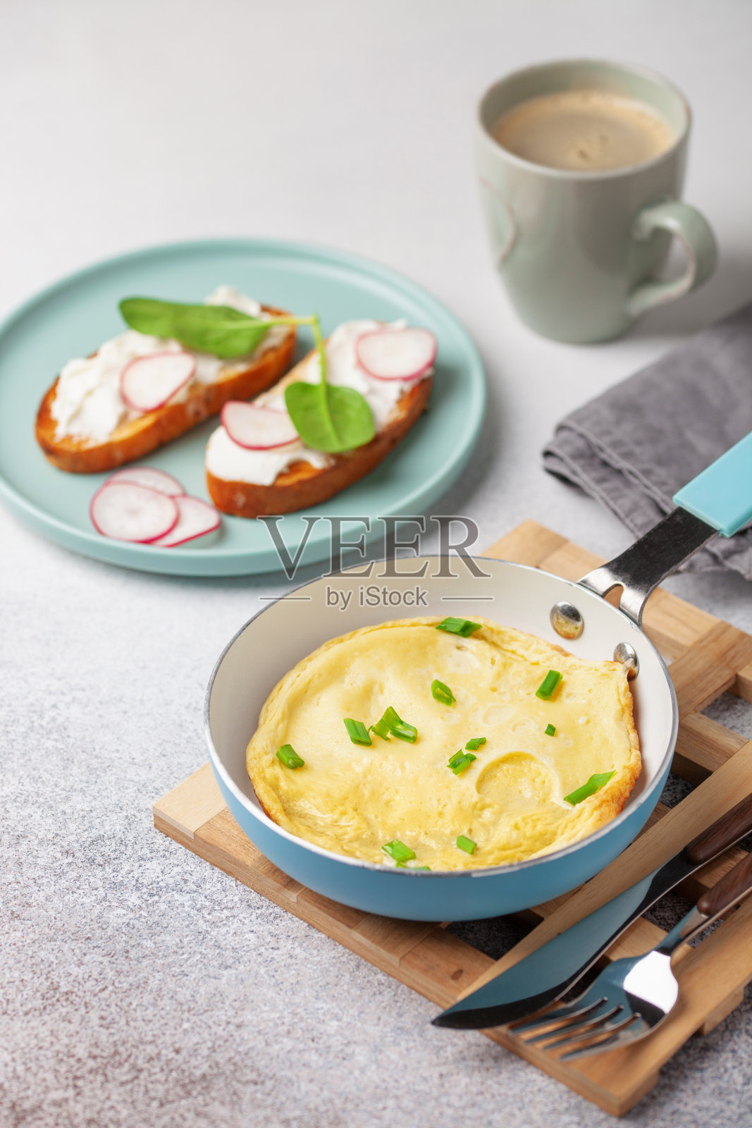 健康的早餐——加葱的煎蛋卷,奶油奶酪和蔬菜的吐司,咖啡照片摄影图片