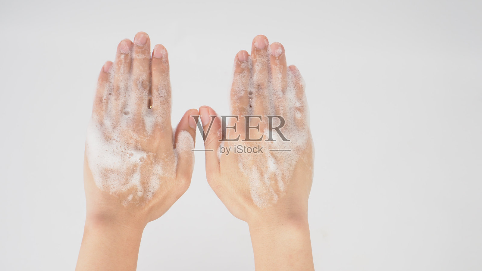 白色背景上用泡沫肥皂洗手的手势。照片摄影图片