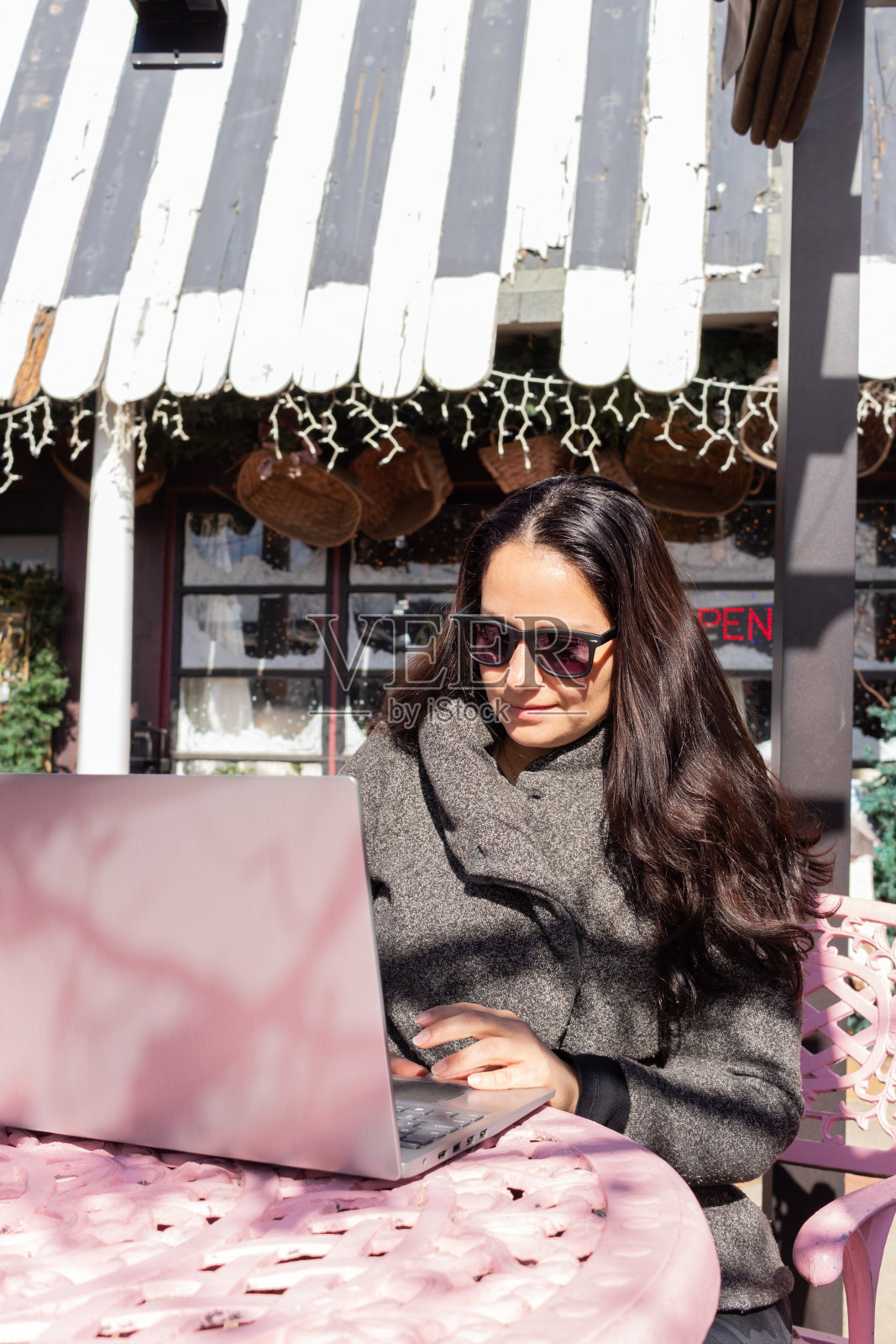 在户外用笔记本电脑工作的漂亮女人照片摄影图片