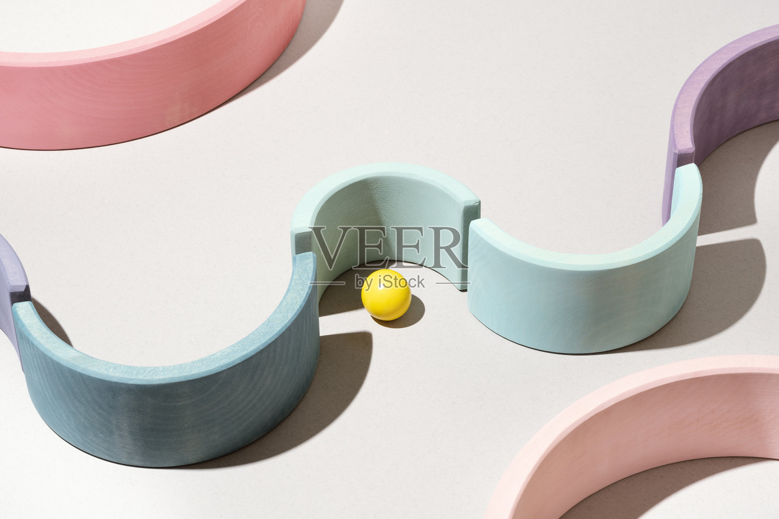 木制彩虹拱门玩具照片摄影图片