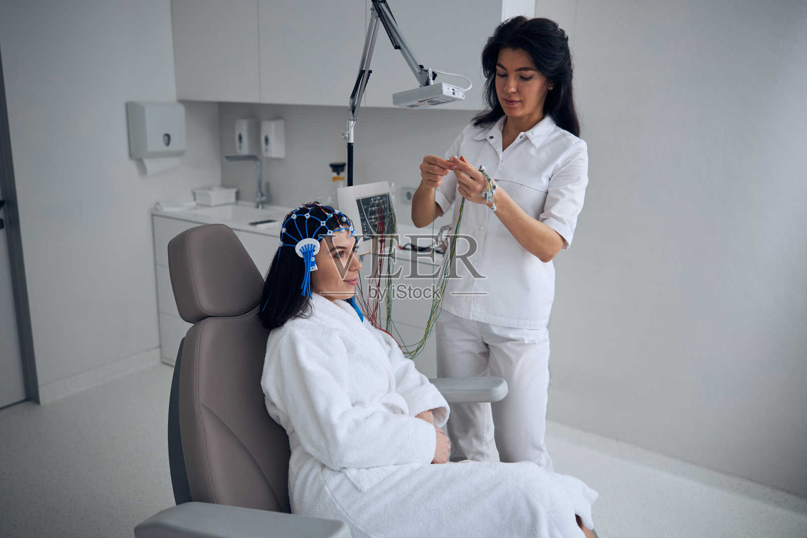 细心的病人正在准备脑电图照片摄影图片