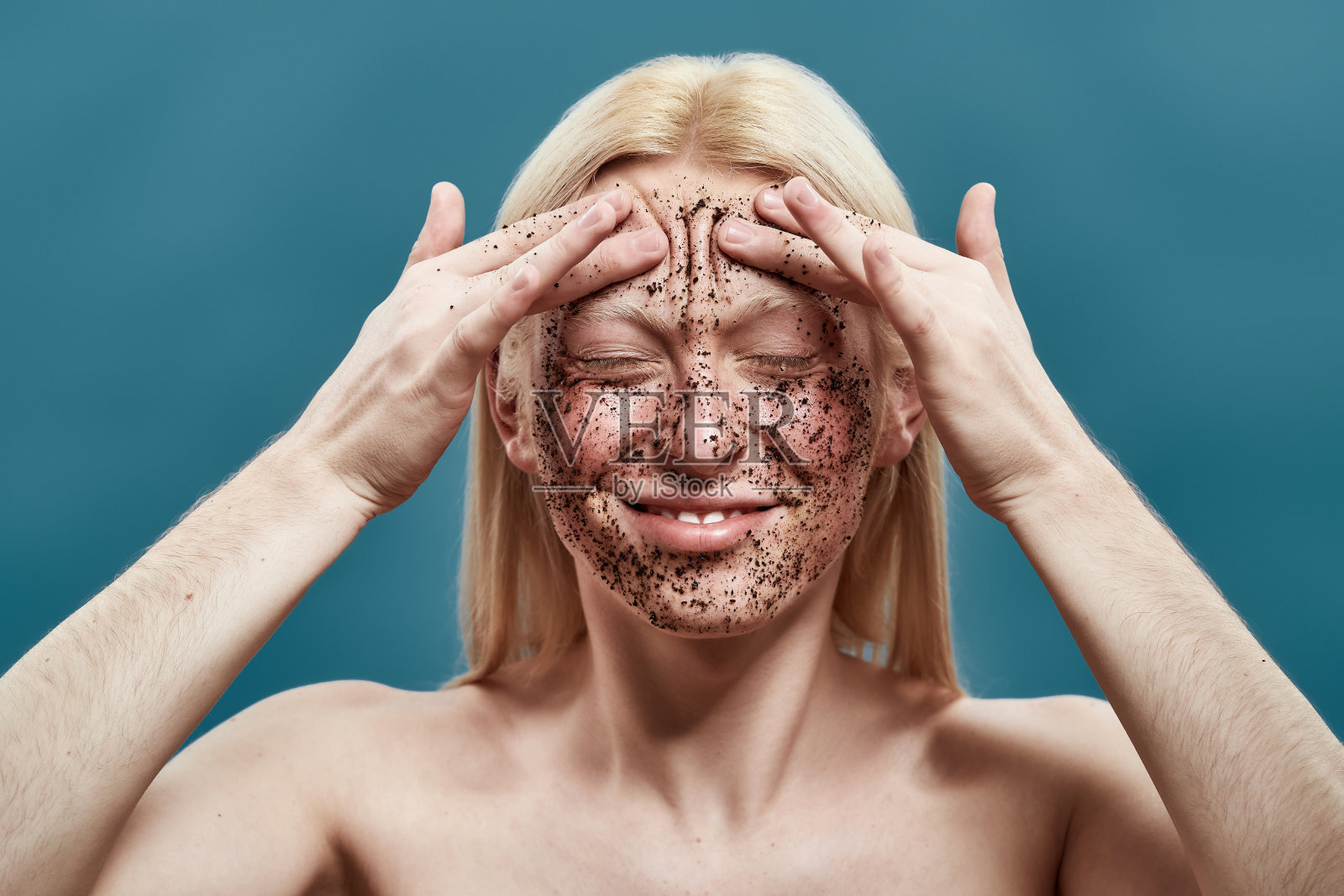 愉快的年轻人用磨砂膏去角质照片摄影图片