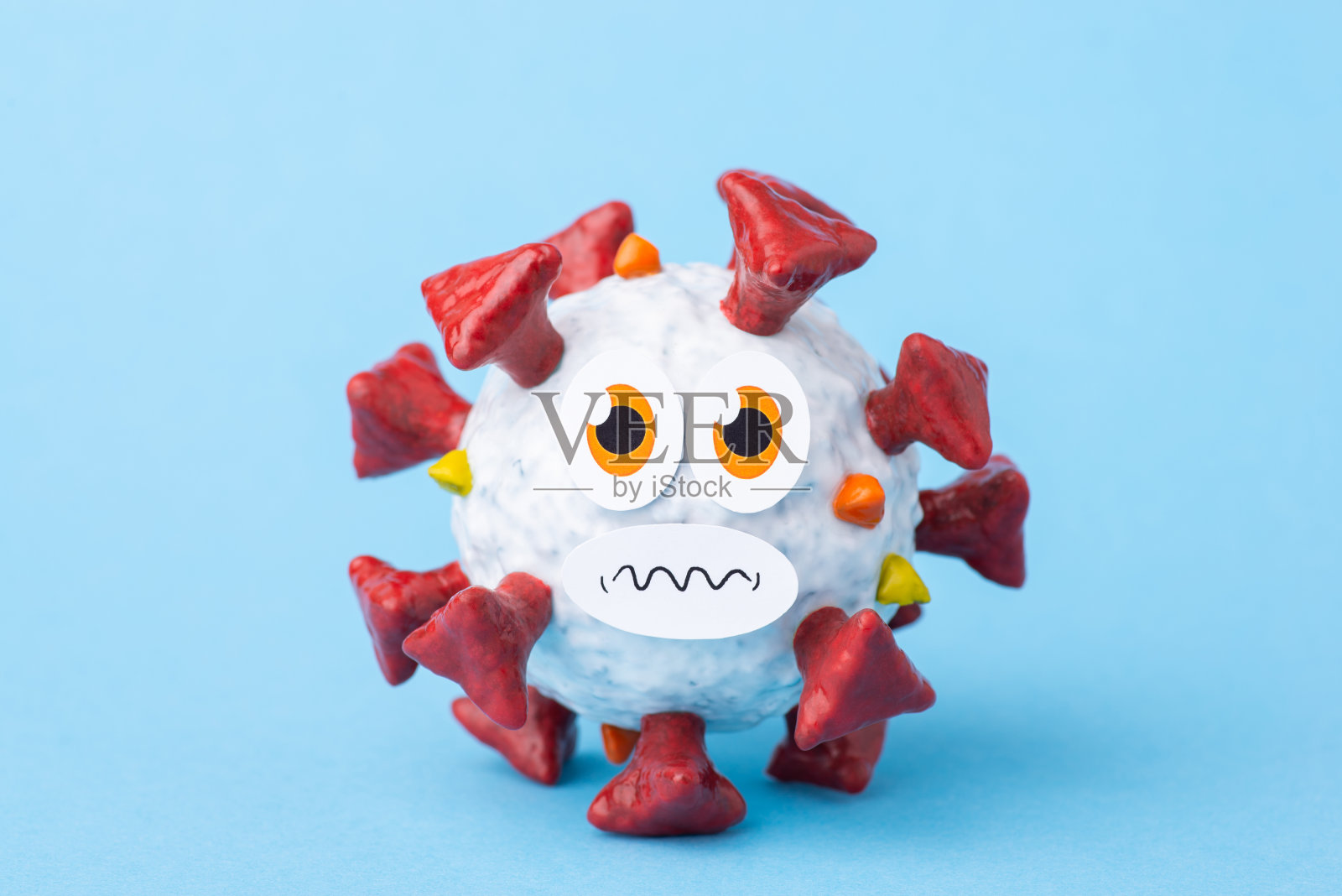 蓝色背景下的冠状病毒模型既不确定又害怕照片摄影图片