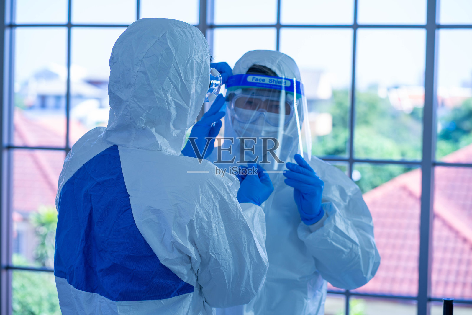 亚洲医生穿着防护服和玻璃在实验室工作照片摄影图片