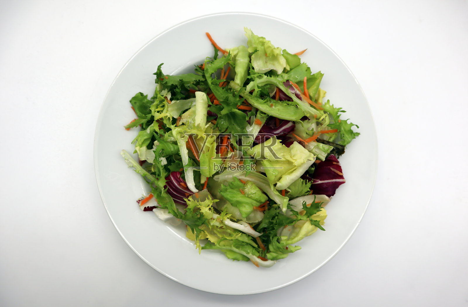 新鲜的混合蔬菜沙拉在碗孤立的白色。正上方视图照片摄影图片