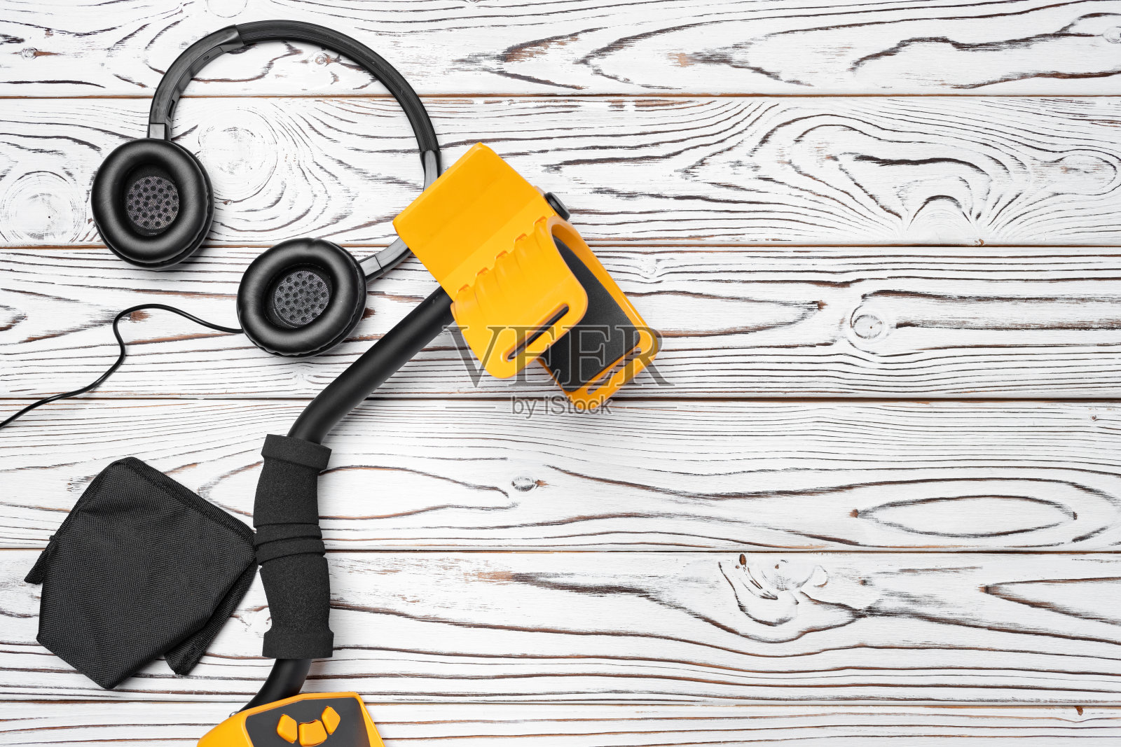 木制背景金属探测器配件照片摄影图片