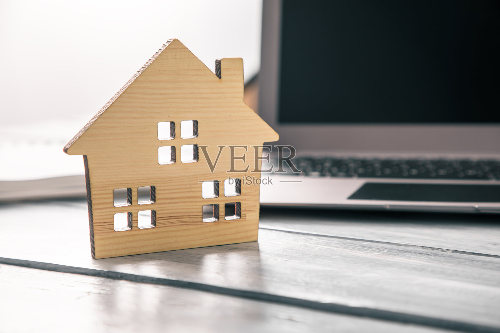 电脑上的木屋模型照片摄影图片