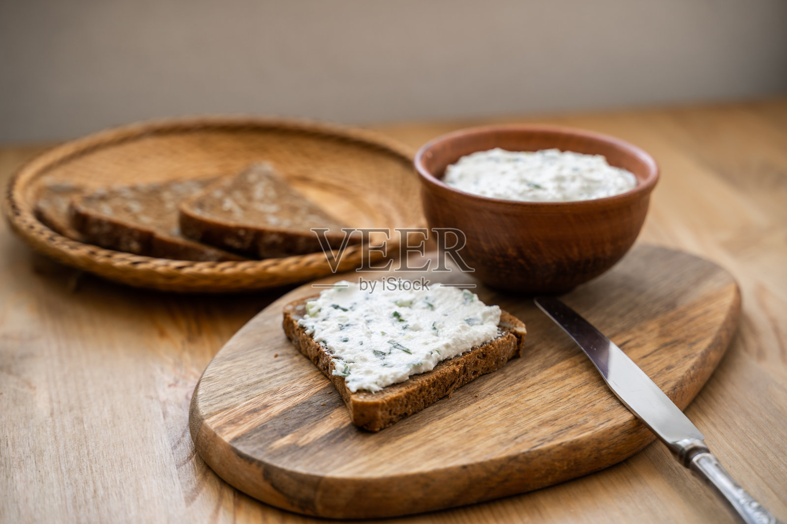 自制脆饼吐司配白干酪和欧芹放在木板上照片摄影图片
