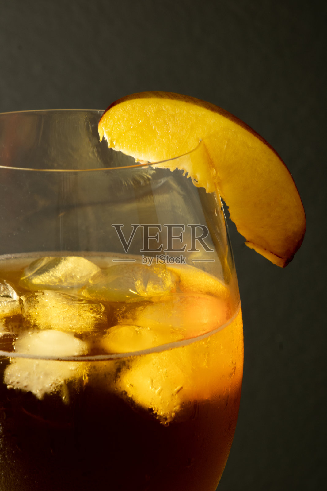 新鲜冰茶饮料在一个黑暗的背景照片摄影图片
