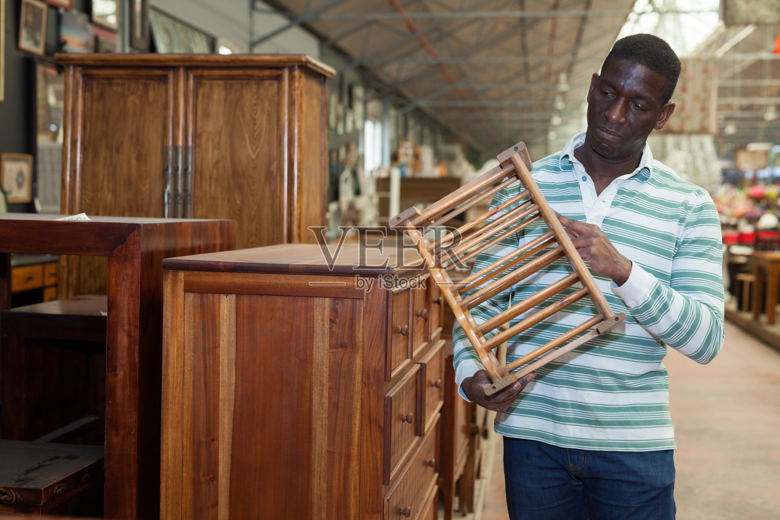 男士在家居沙龙选购家具照片摄影图片
